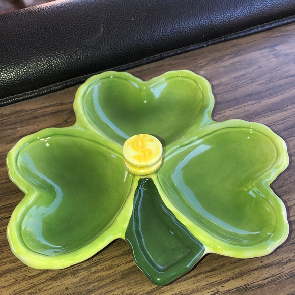 Green Clover has 3 sections and $ in center - Picture 7 of 8